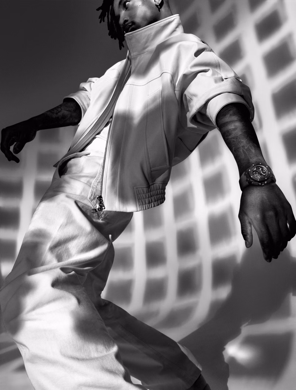 Mannequin portant une montre Royal Oak Offshore Chronographe Automatique.