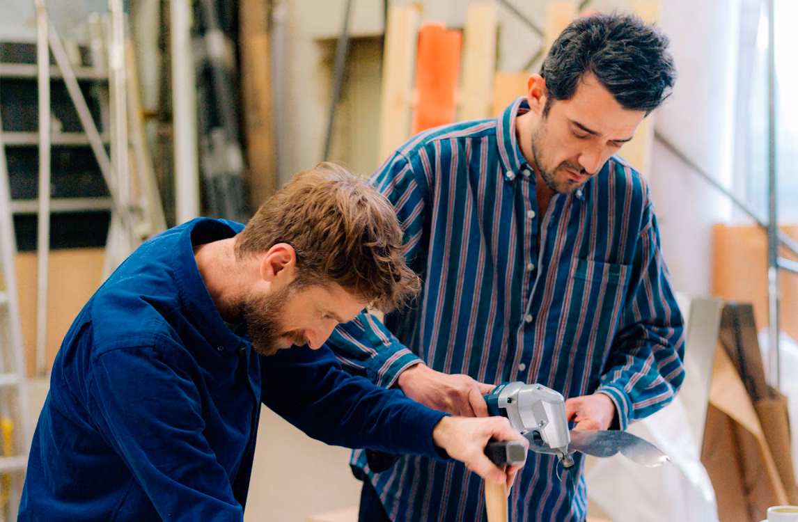 Petrit Halilaj與Álvaro Urbano兩位藝術家在工作坊中攜手創作