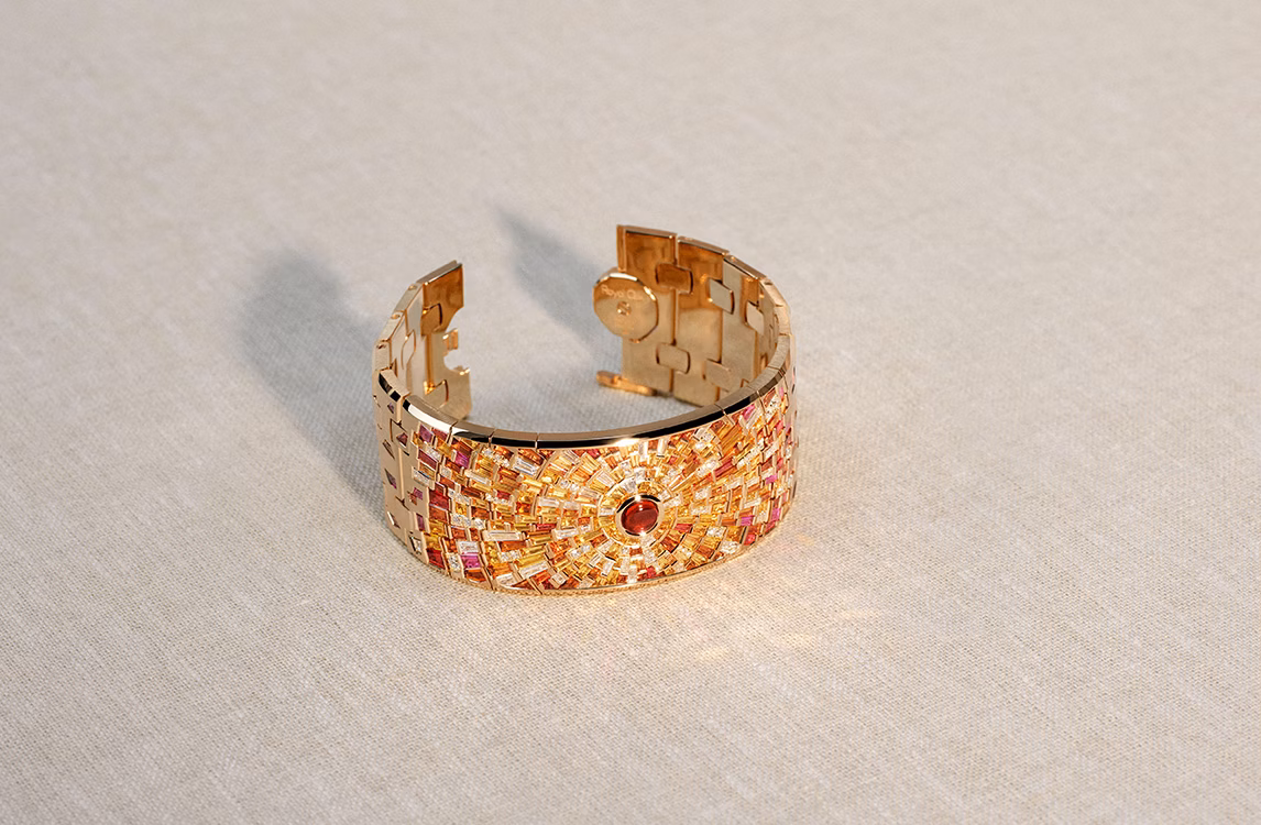 Photo lifestyle du bracelet Audemars Piguet Sunburst posé sur un tissu.