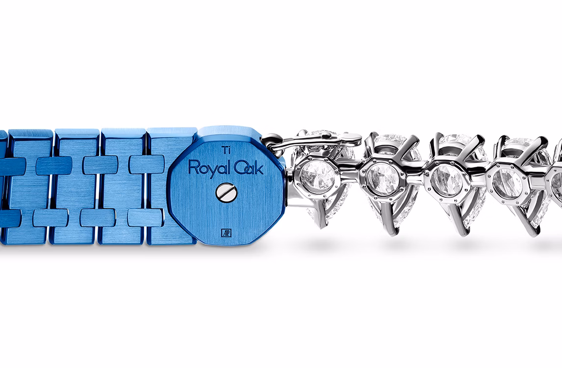 Gros plan des pierres précieuses serties sur le collier Audemars Piguet Dream of Joux, vu de dos.
