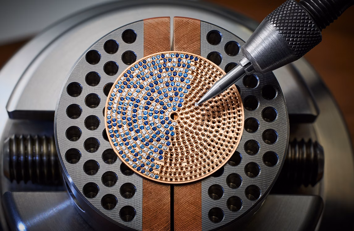 制表师正在为腕表镶嵌宝石