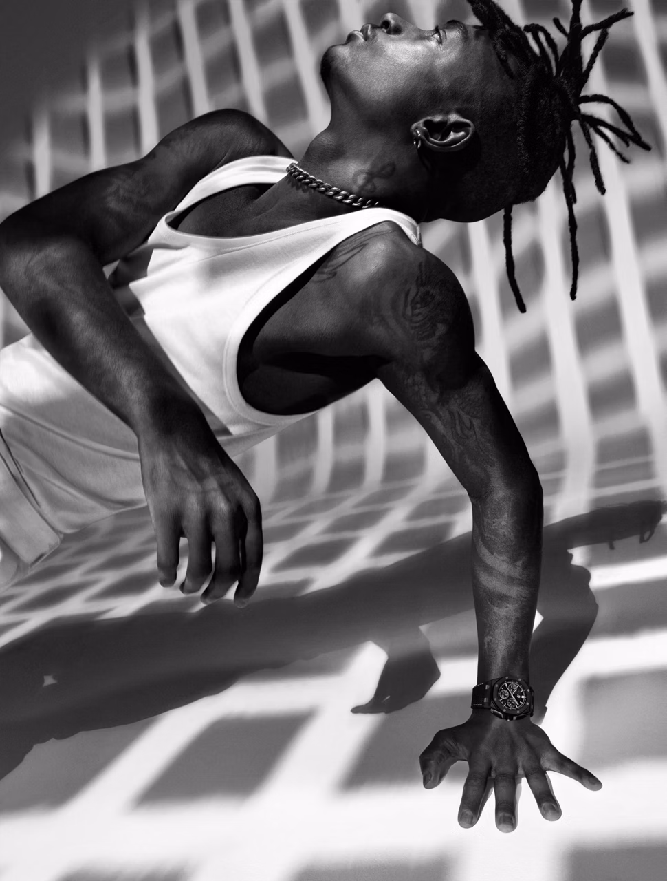 Mannequin portant une montre Royal Oak Offshore Chronographe Automatique.