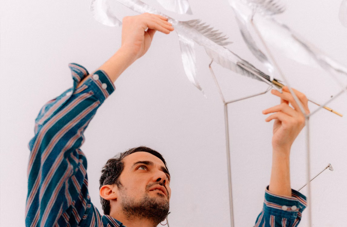 Petrit Halilaj與Álvaro Urbano兩位藝術家在工作坊中攜手創作