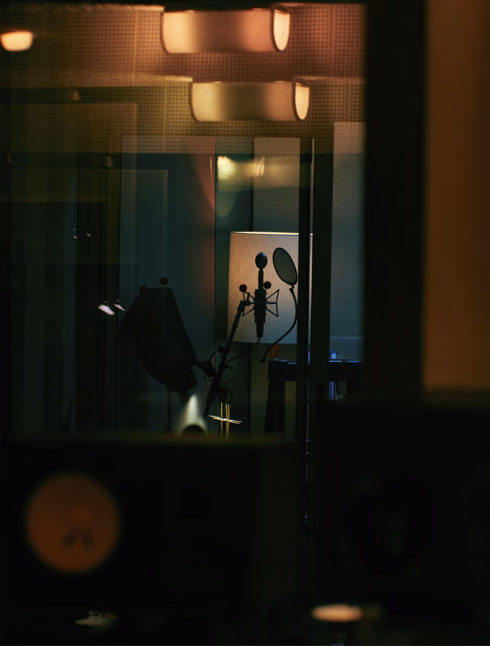 Veduta di un microfono in uno studio di registrazione