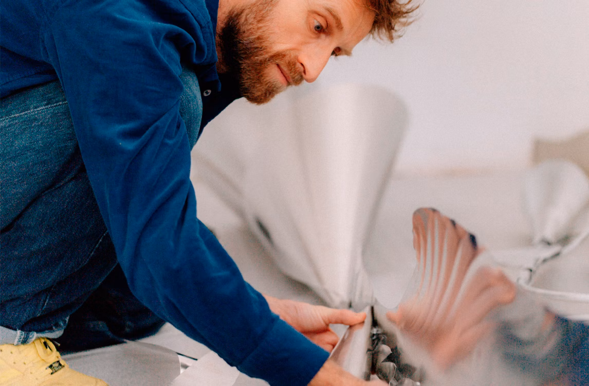 Petrit Halilaj與Álvaro Urbano兩位藝術家在工作坊中攜手創作