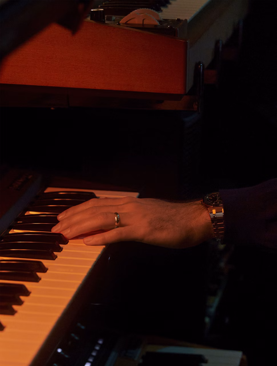 Una mano con un Royal Oak al polso e poggiata su un pianoforte