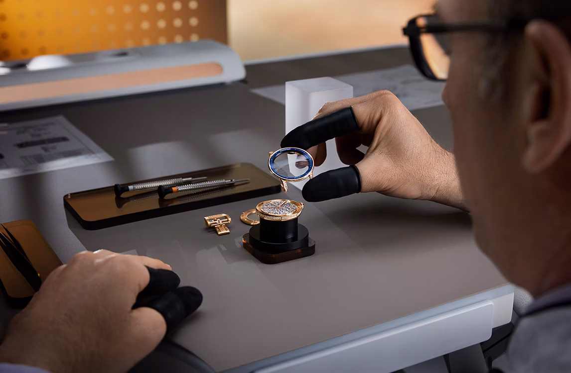 制表师正在为腕表镶嵌宝石