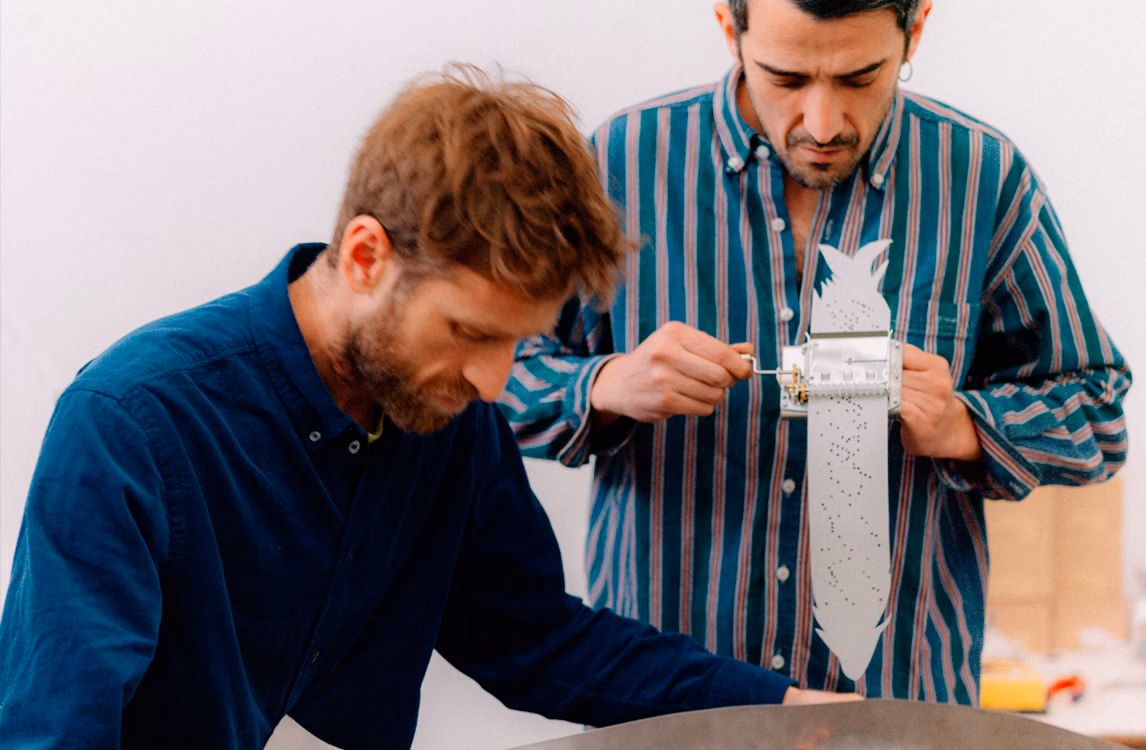 Petrit Halilaj與Álvaro Urbano兩位藝術家在工作坊中攜手創作