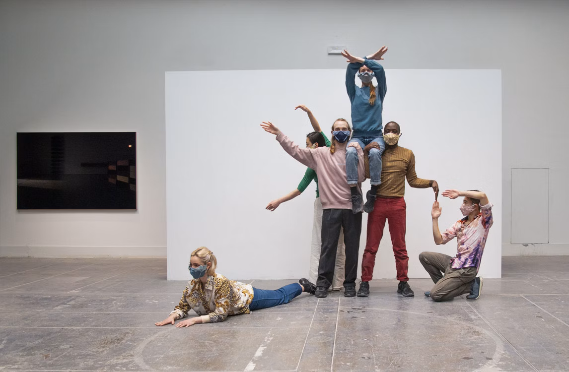 Veduta della performance dell'opera d'arte di Alexandra Pirici "Encyclopedia of Relations" alla 59esima Esposizione Internazionale d’Arte, La Biennale di Venezia