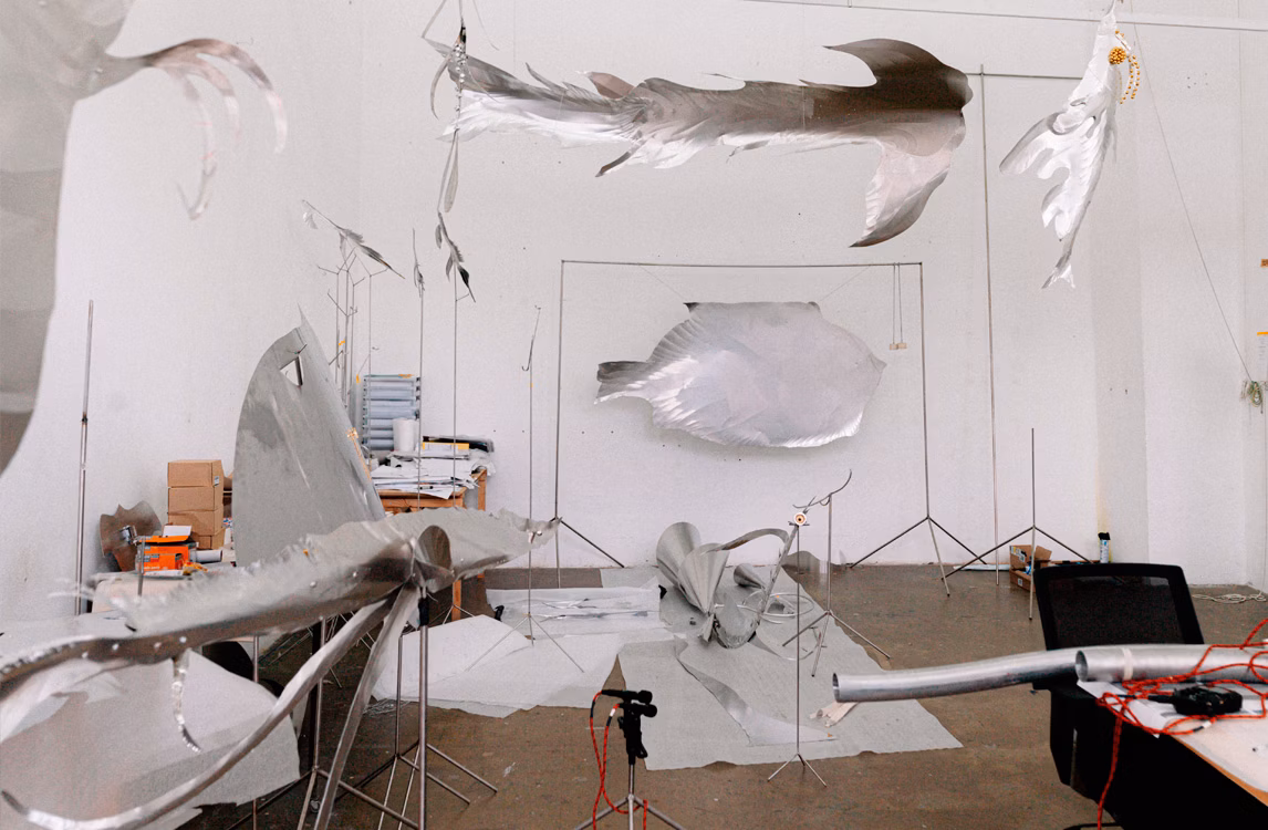 Petrit Halilaj與Álvaro Urbano創作的藝術裝置《Lunar Ensemble for Uprising Seas》（2023年）