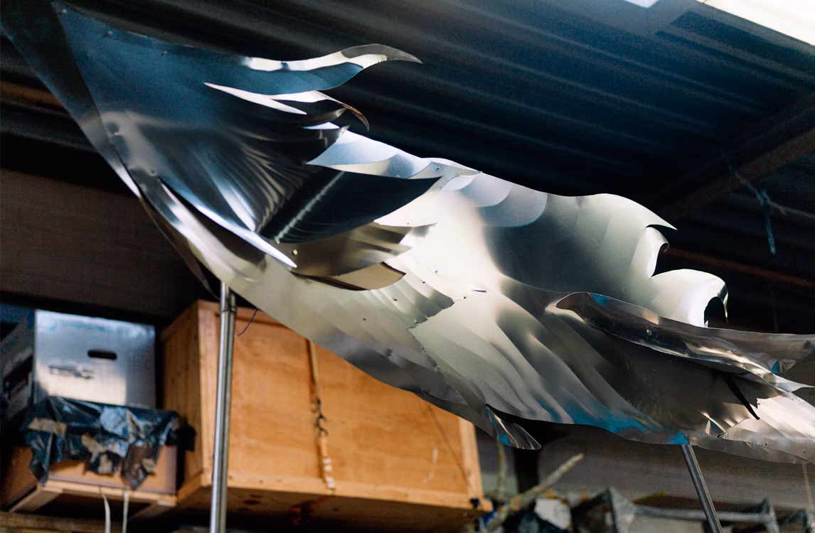 Petrit Halilaj與Álvaro Urbano創作的藝術裝置《Lunar Ensemble for Uprising Seas》（2023年）