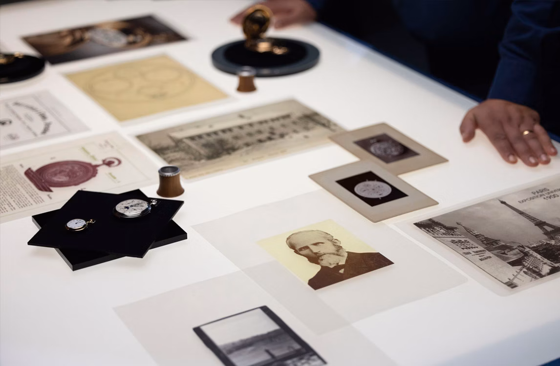 Documentos de archivo de Audemars Piguet en una mesa.