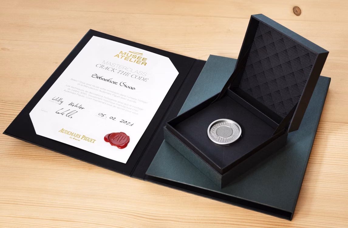 マスタークラス参加証明書とウォッチ部品が入ったボックス