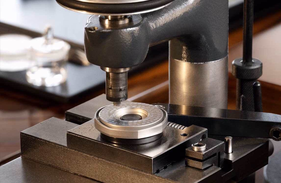 ウォッチ部品の装飾に使われる手作業の機械