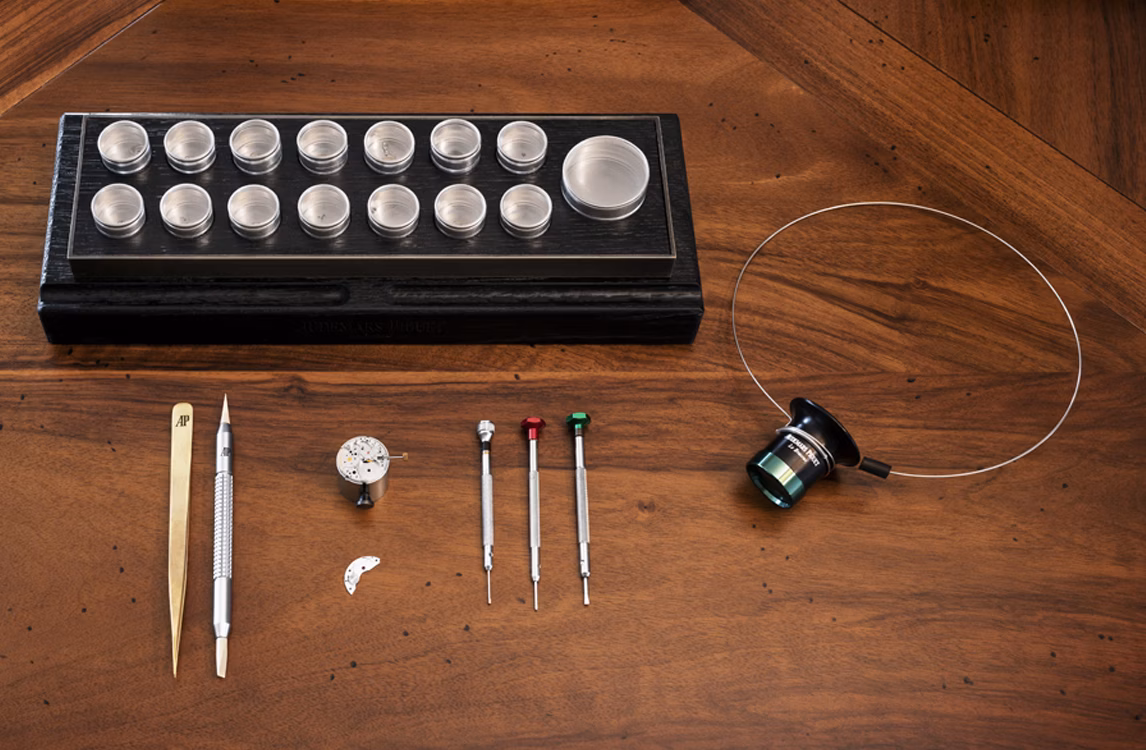 時計師のテーブルの上の仕事のツール