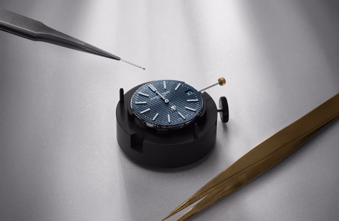 制表师正在组装Royal Oak皇家橡树系列“Jumbo”超薄腕表。