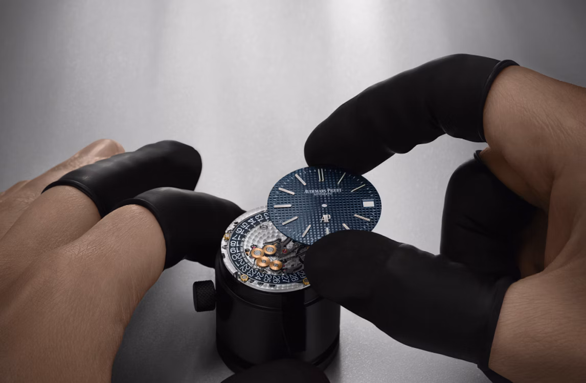 制表师正在组装Royal Oak皇家橡树系列“Jumbo”超薄腕表。