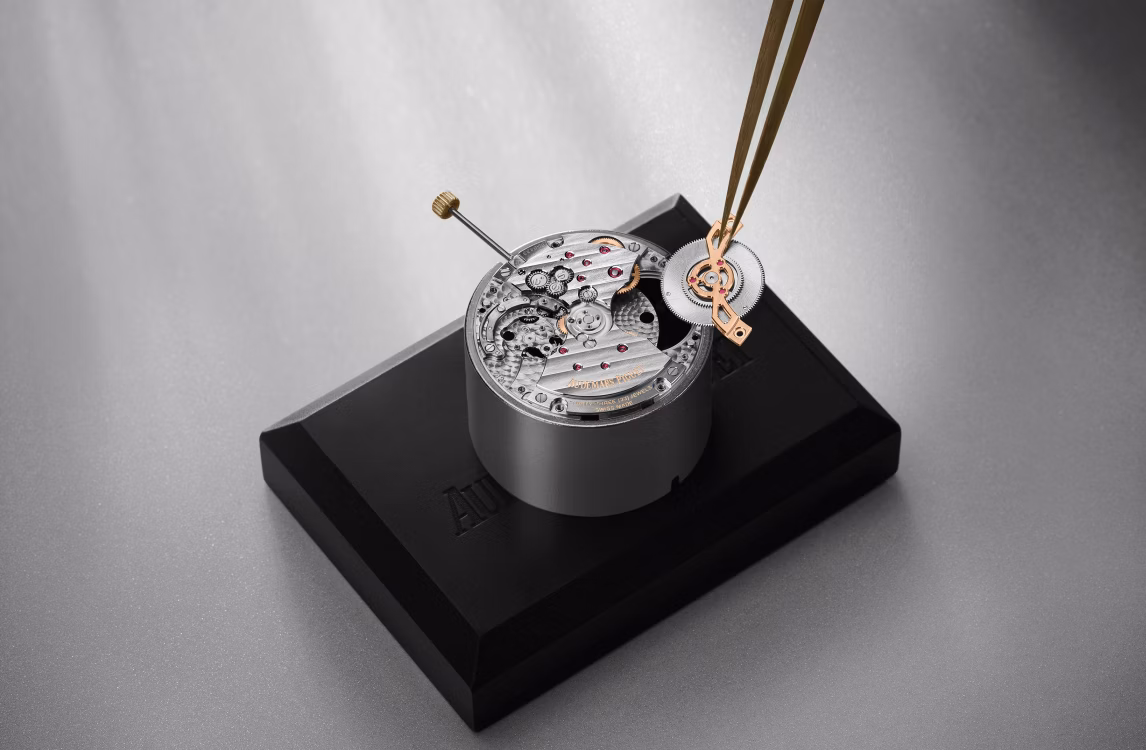 制表师正在组装Royal Oak皇家橡树系列“Jumbo”超薄腕表。