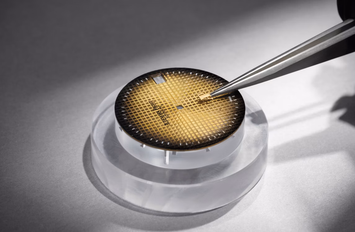 制表师正在组装Royal Oak皇家橡树系列“Jumbo”超薄腕表。