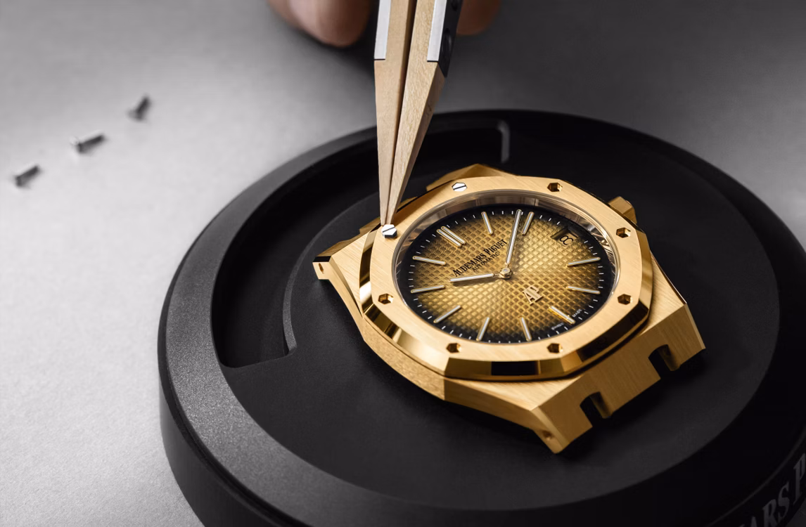 制表师正在组装Royal Oak皇家橡树系列“Jumbo”超薄腕表。