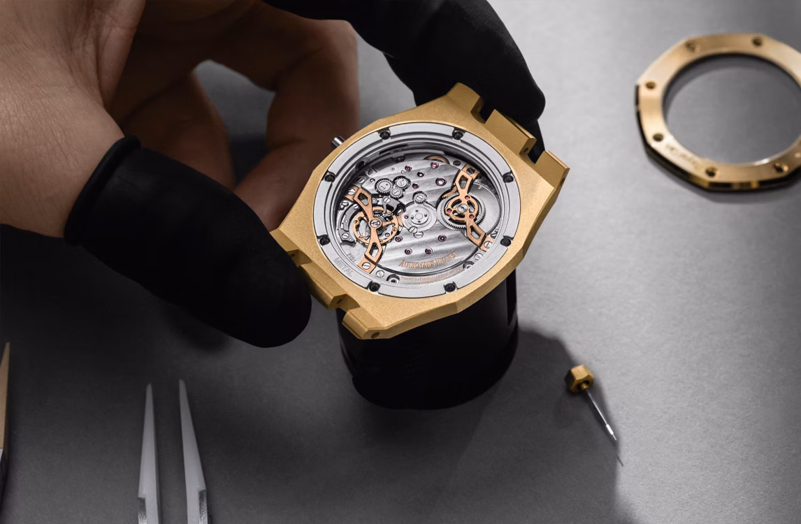 制表师正在组装Royal Oak皇家橡树系列“Jumbo”超薄腕表。
