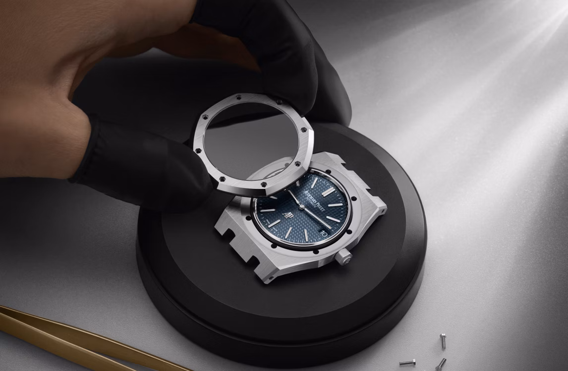 制表师正在组装Royal Oak皇家橡树系列“Jumbo”超薄腕表。