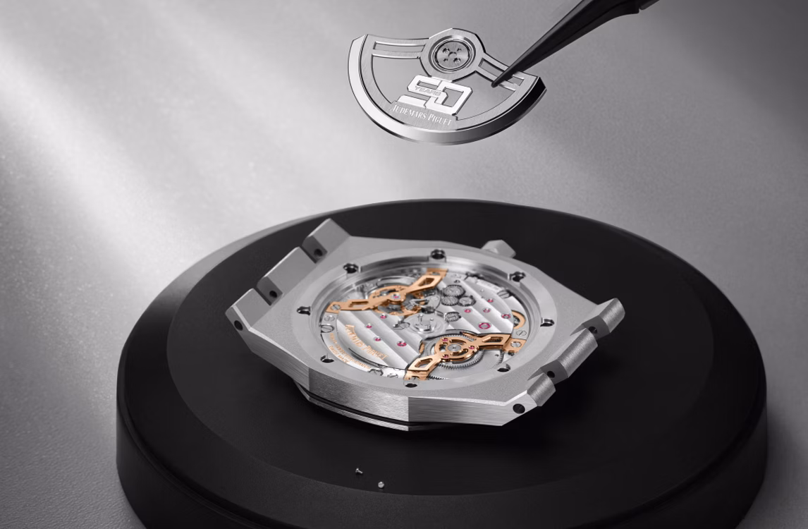 制表师正在组装Royal Oak皇家橡树系列“Jumbo”超薄腕表。