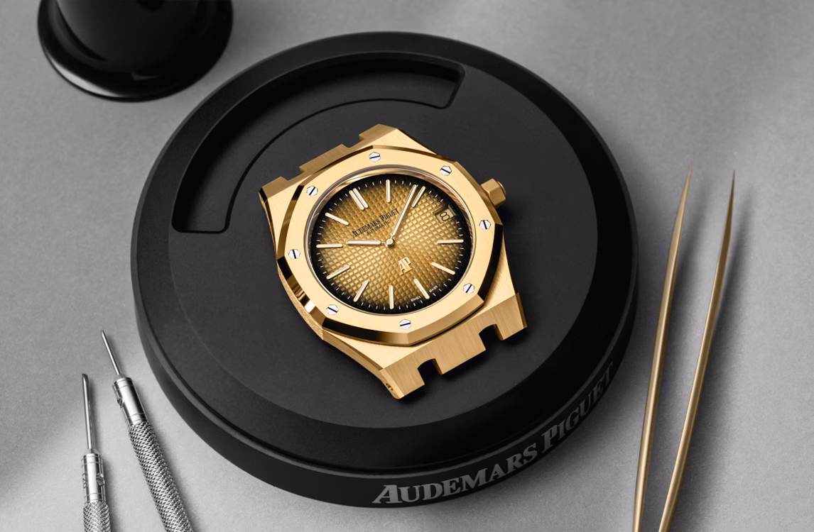 制表师正在组装Royal Oak皇家橡树系列“Jumbo”超薄腕表。