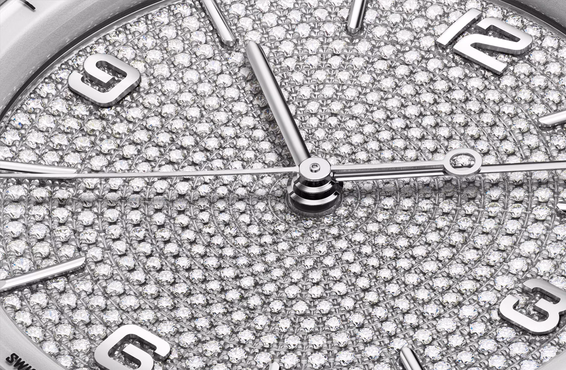 Nahaufnahme des Zifferblatts einer Code 11.59 by Audemars Piguet, vollständig mit 1085 Brillantschliff-Diamanten besetzt