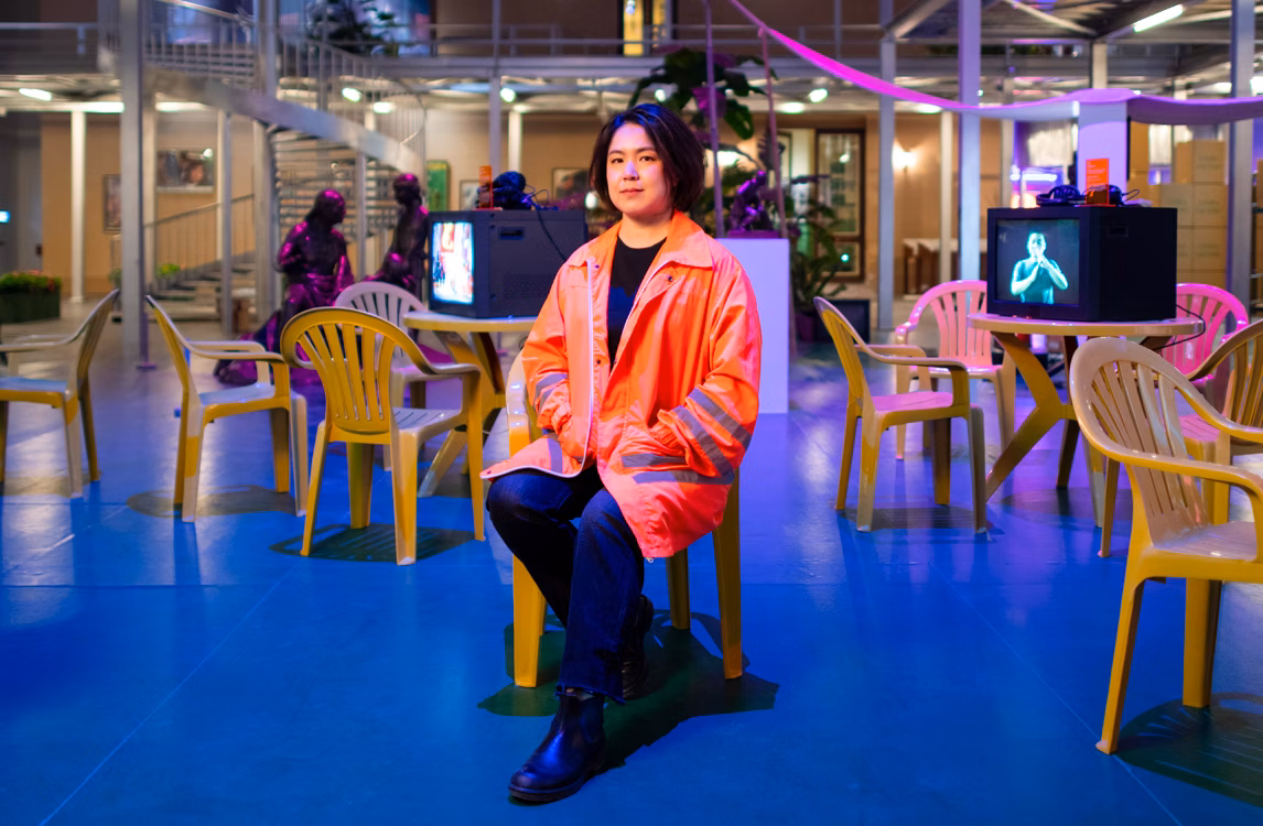 Cao Fei seduta su una sedia