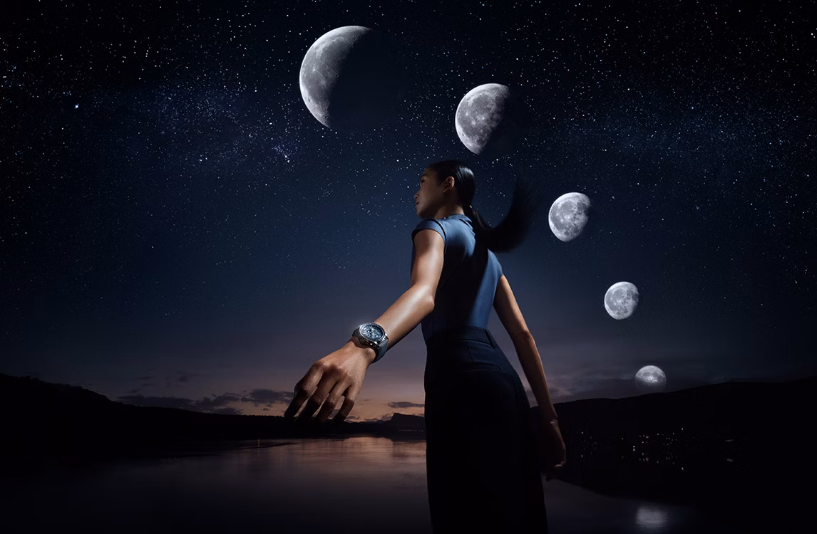 模特兒佩戴愛彼CODE 11.59系列腕錶