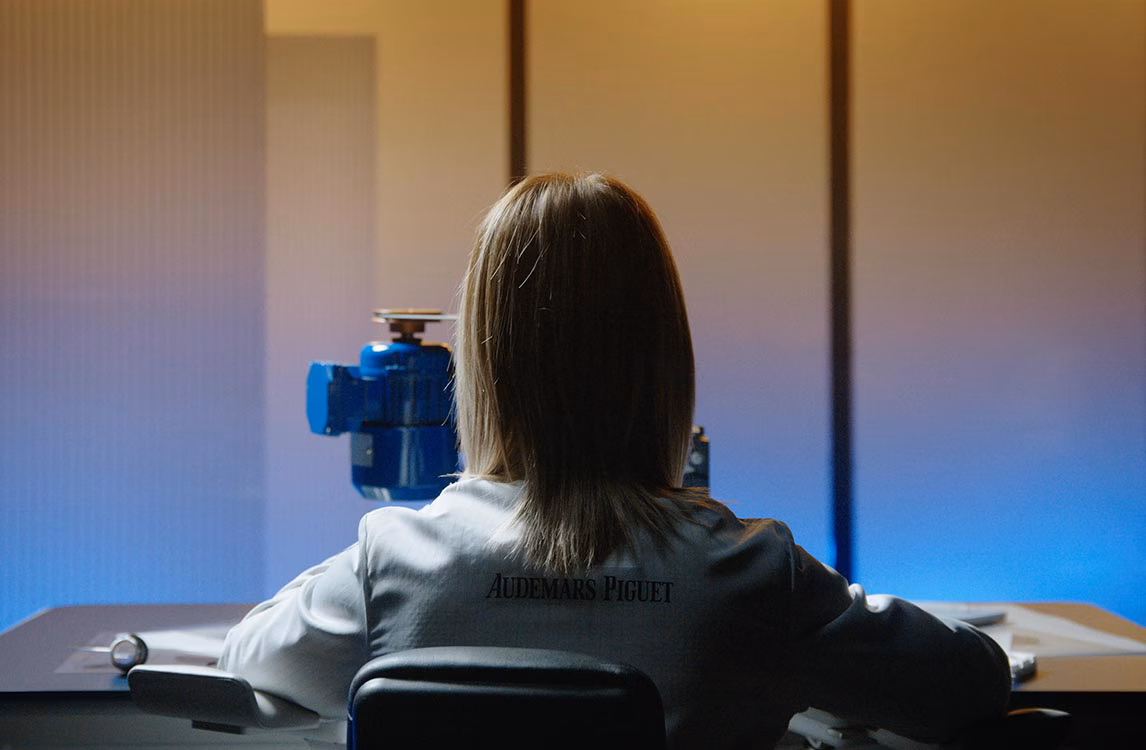 製錶師在工作坊中工作