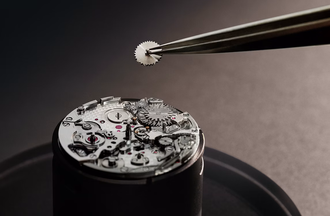 ap.com.ui.comp.content.alt.attributes.savoir.faire.a.watch.being.assembled