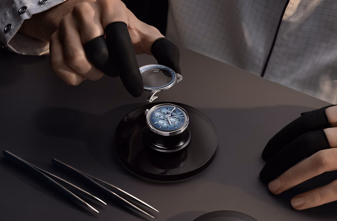 ap.com.ui.comp.content.alt.attributes.savoir.faire.a.watch.being.assembled