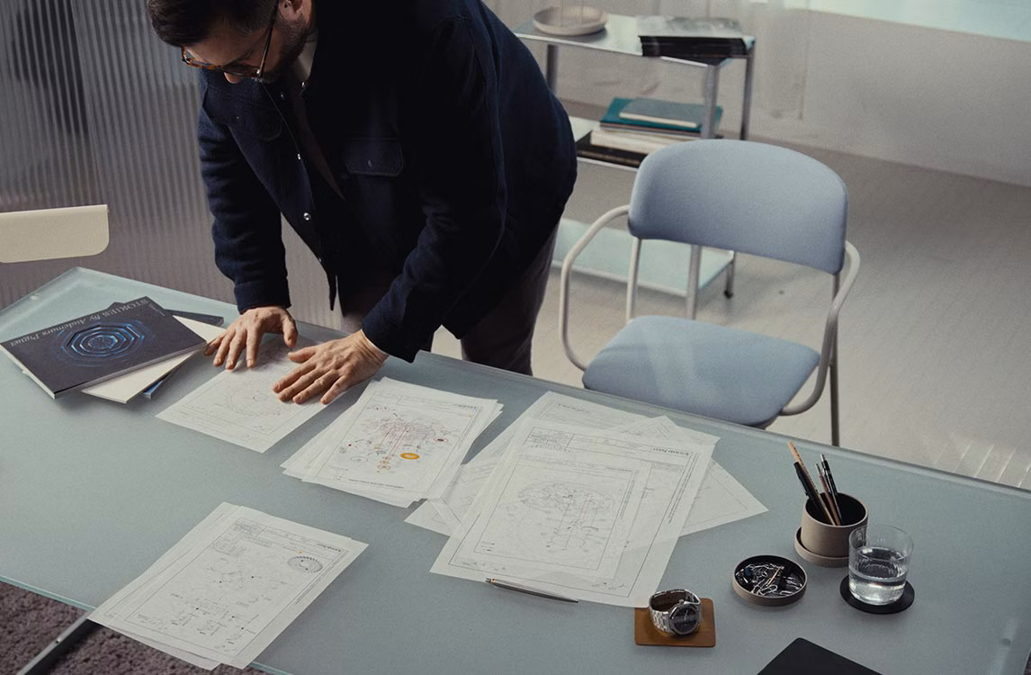 Nicolas Ponsot examina los dibujos técnicos del Calibre 7138