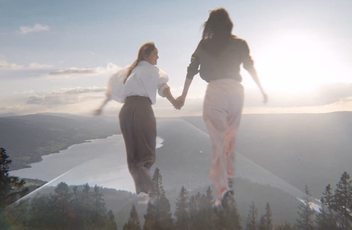 Рекламная кампания Audemars Piguet «Выйти за рамки»: две женщины бегут по воображаемому канату в небе.