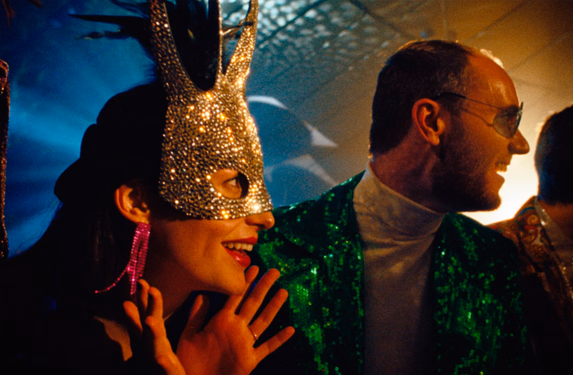 スパンコールの服を着て呼びとめられる二人