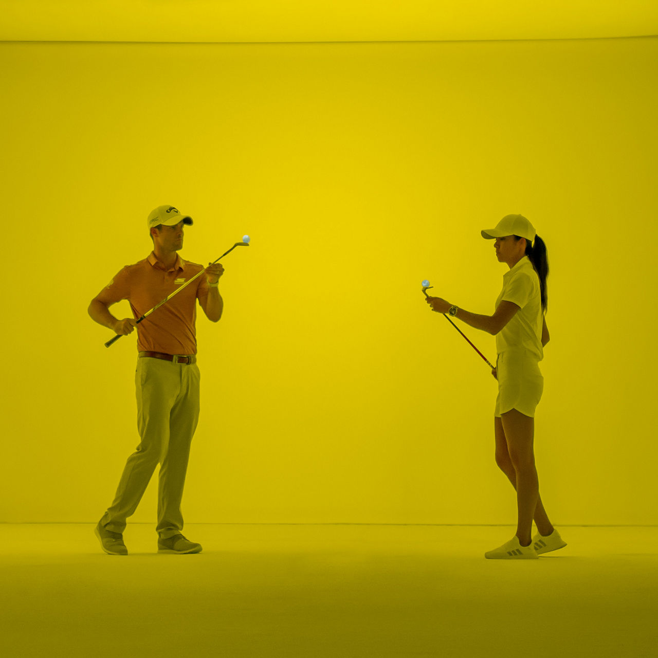 Embajadores de Audemars Piguet jugando a golf en un estudio.
