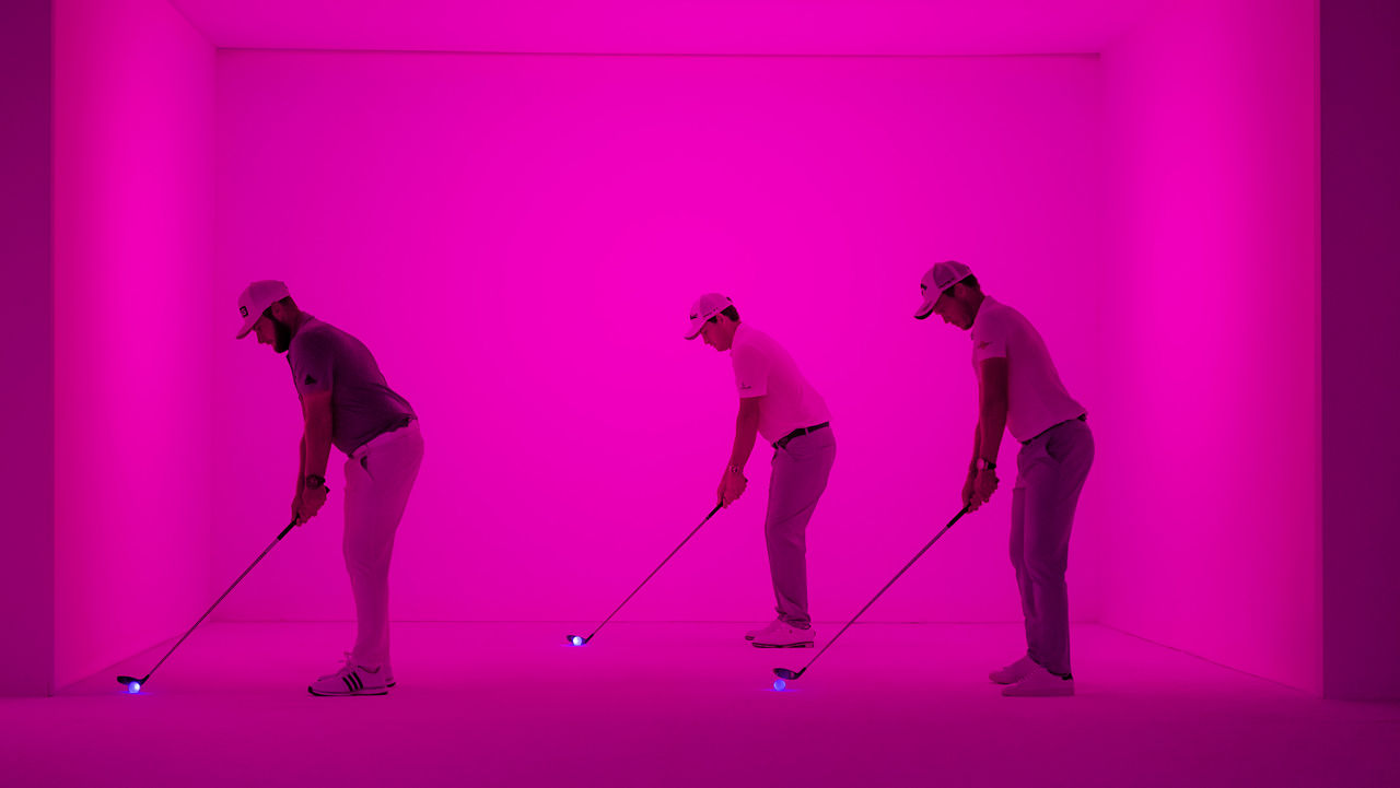 Embajadores de Audemars Piguet jugando a golf en un estudio.
