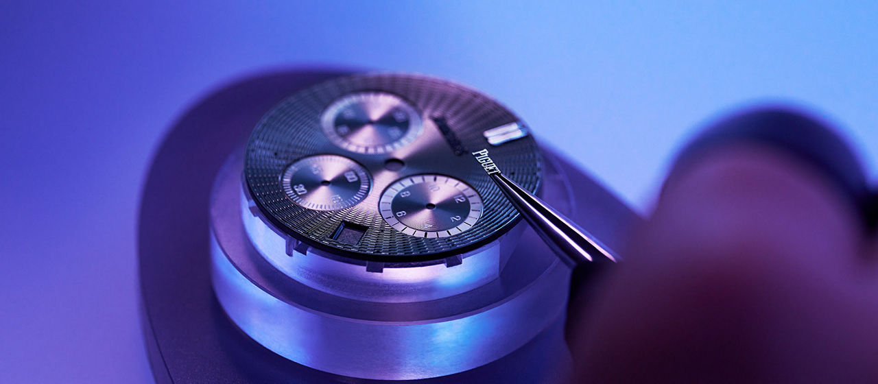 Une montre assemblée par un horloger