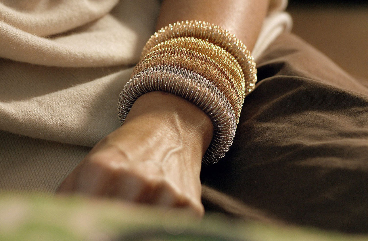 Primo piano dei bracciali K.I.S.S. di Carolina Bucci.