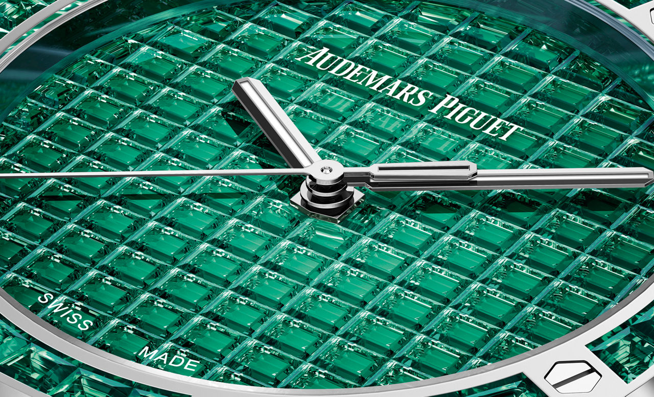 Vollständig mit Smaragden besetztes Zifferblatt einer Royal Oak in Nahaufnahme.