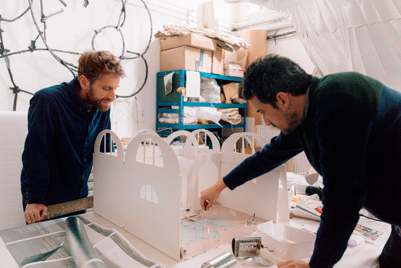 Petrit Halilaj與Álvaro Urbano兩位藝術家在工作坊中攜手創作