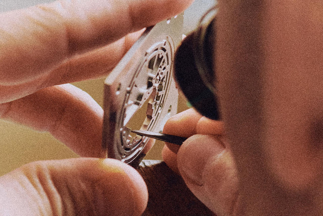 Savoir-faire shoot of an Établisseurs watch.