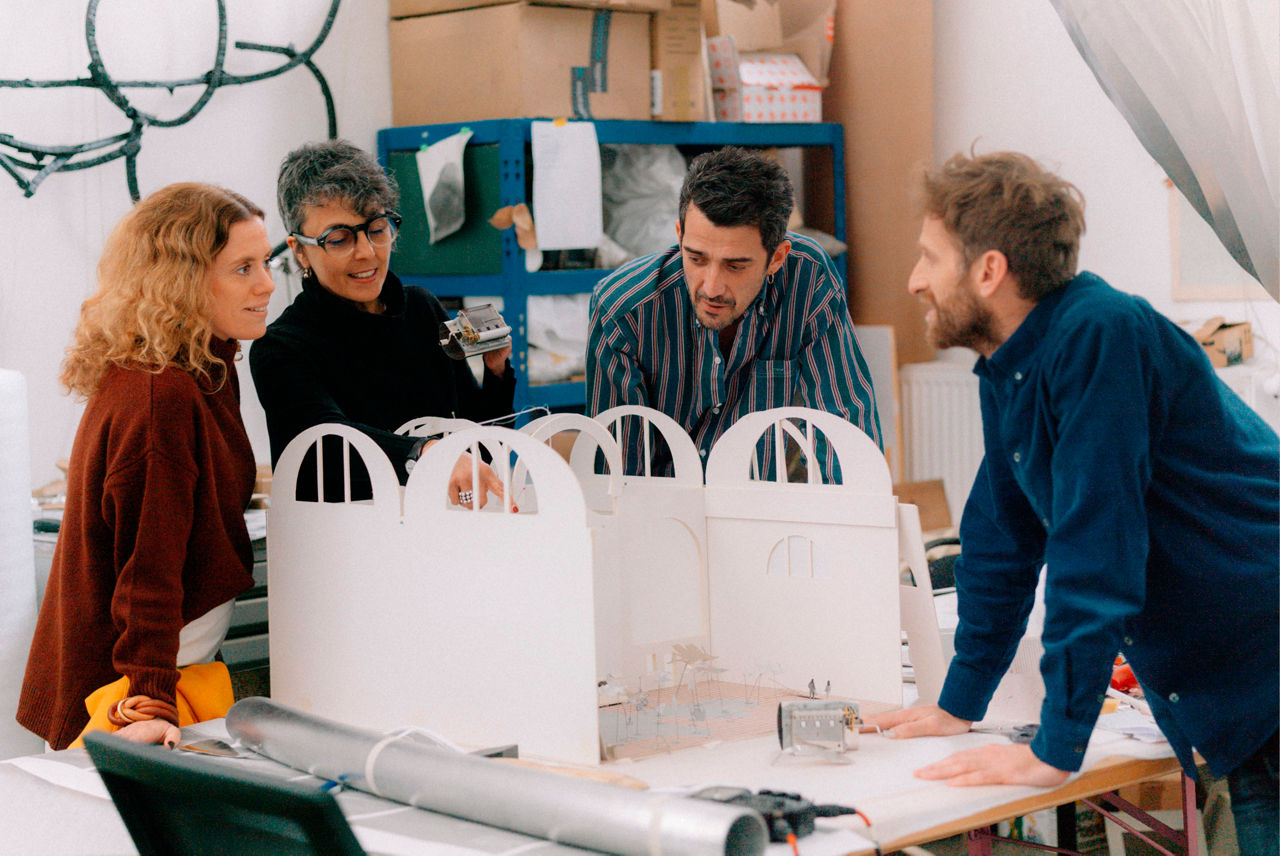 Petrit Halilaj與Álvaro Urbano兩位藝術家在工作坊中攜手創作