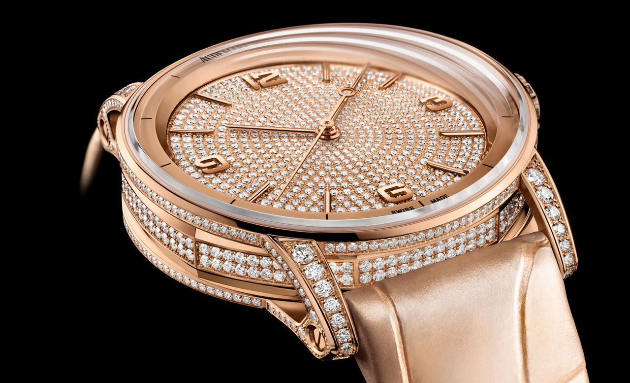 Nahaufnahme des Gehäuses und des Armbands einer Code 11.59 by Audemars Piguet