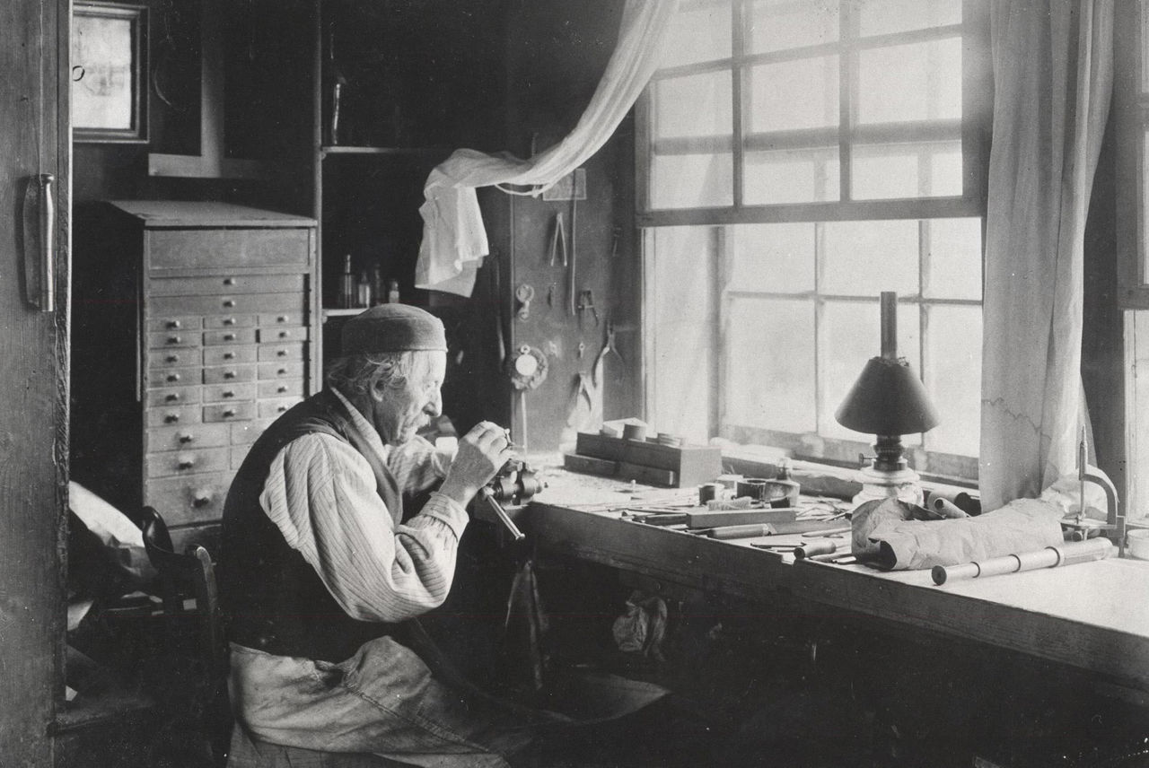 Photo d’archive d’un horloger