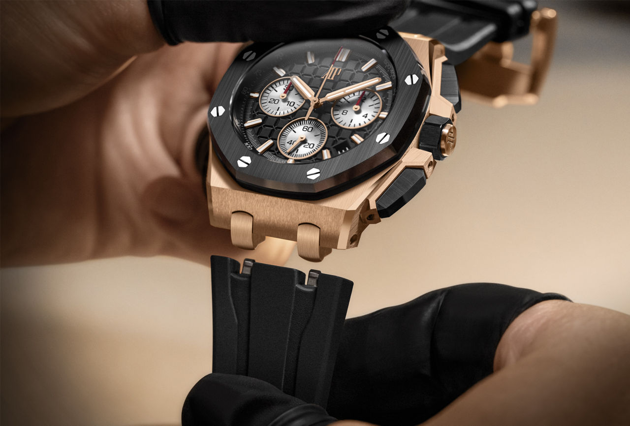 Ein Mann ersetzt das Armband einer Royal Oak Offshore Chronograph Automatik.