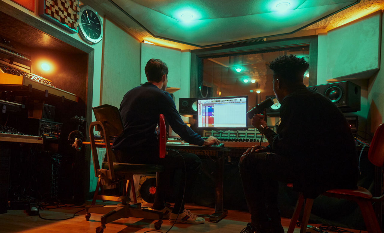 Gli artisti Mark Ronson e Lucky Daye da dietro in uno studio di registrazione