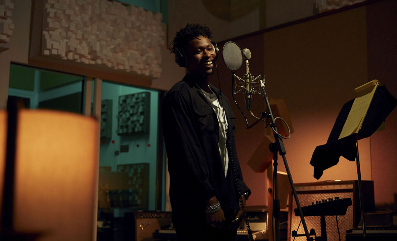 Lucky Daye che canta in uno studio di registrazione